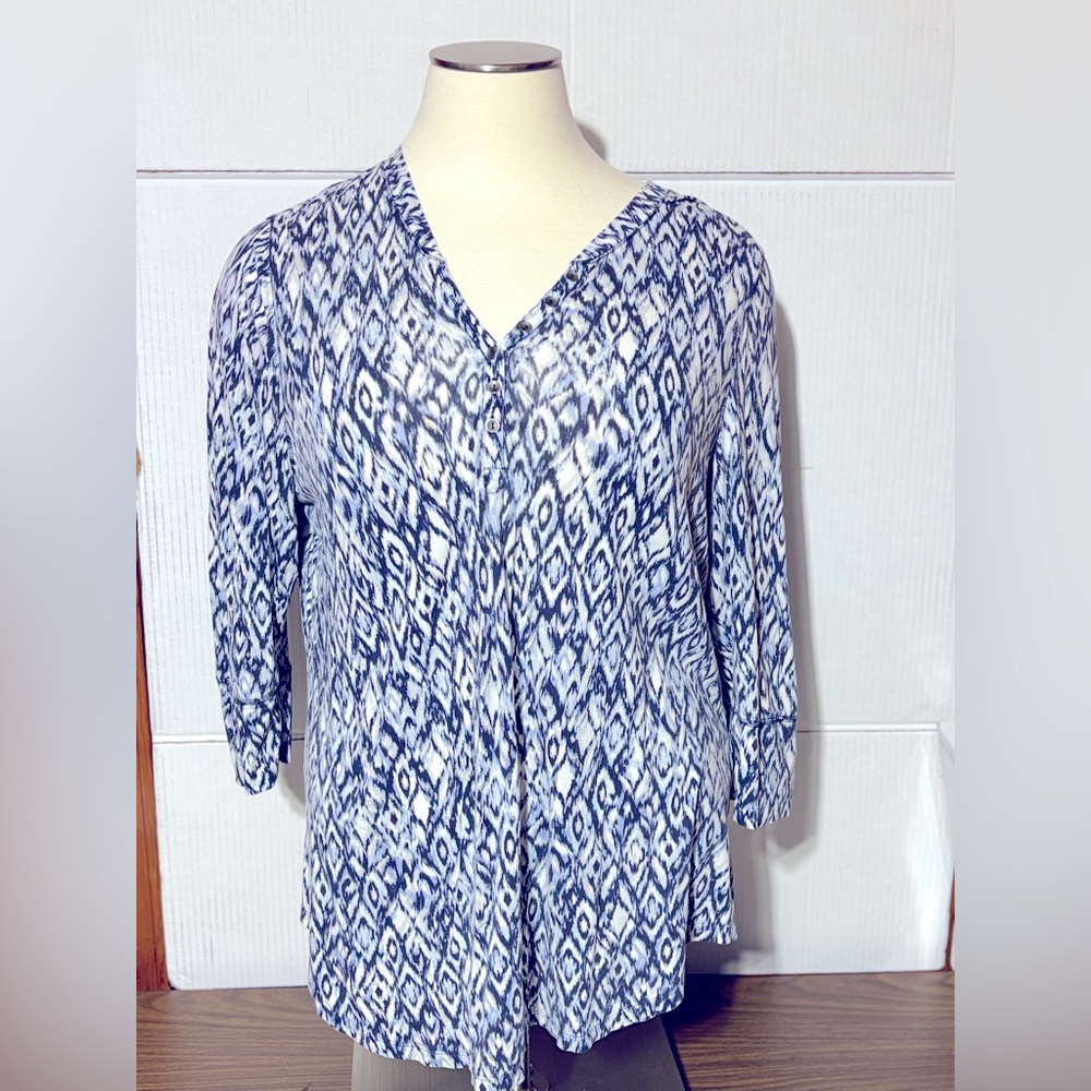 Plus size no tag 3X (my size) blue & white v neck 1/4 button front 3/4L sleeve